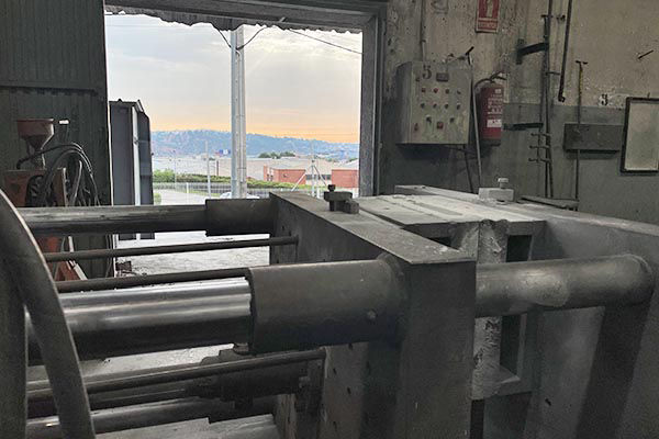 Coquilladora para fundición de aluminio por gravedad