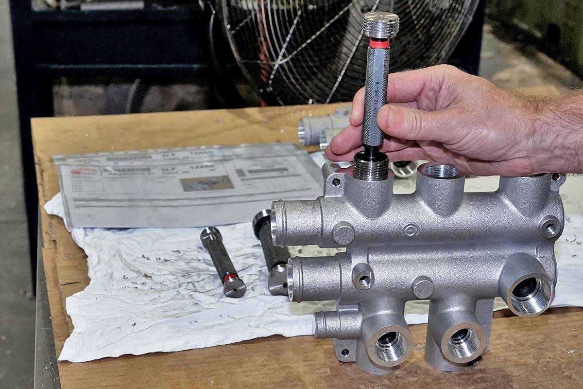 verificación con galga de mecanizado de pieza de aluminio