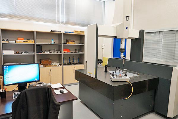 Laboratório de control dimensional de pieza de aluminio mecanizada con maquina tridimensional