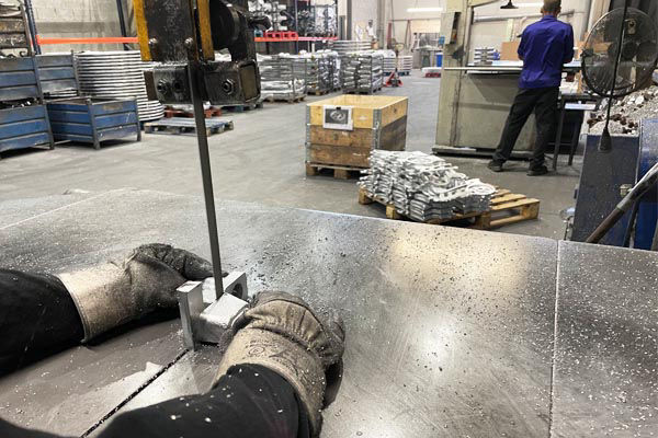 Rebarbado de coladas de fundición de aluminio