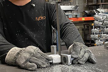 Trabajo de rebarbadura y acabado de piezas de aluminio en Barcelona