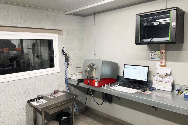 Sala del expectómetro óptico para el análisis de la aleación del aluminio en TYBSA