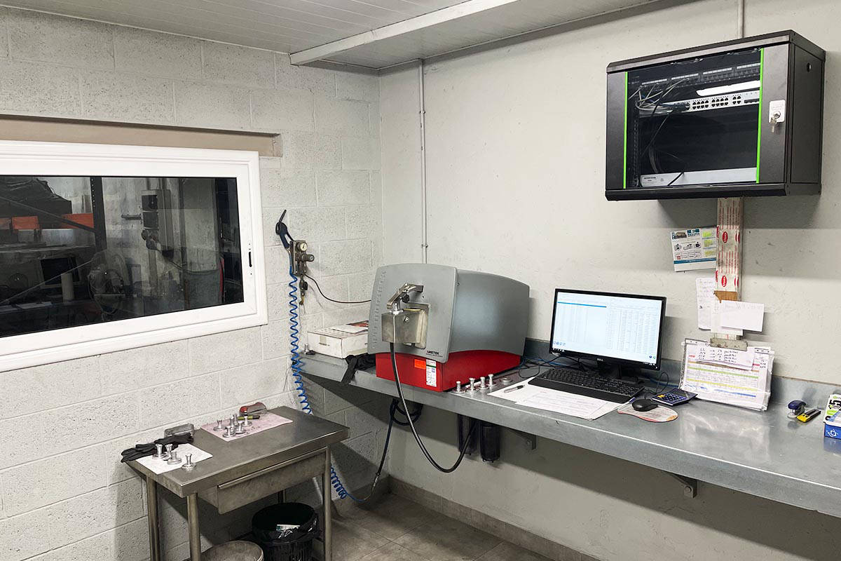 Sala del expectómetro óptico para el análisis de la aleación del aluminio en TYBSA