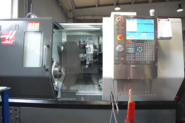 Torno mecanizado CNC con eje Y HAAS